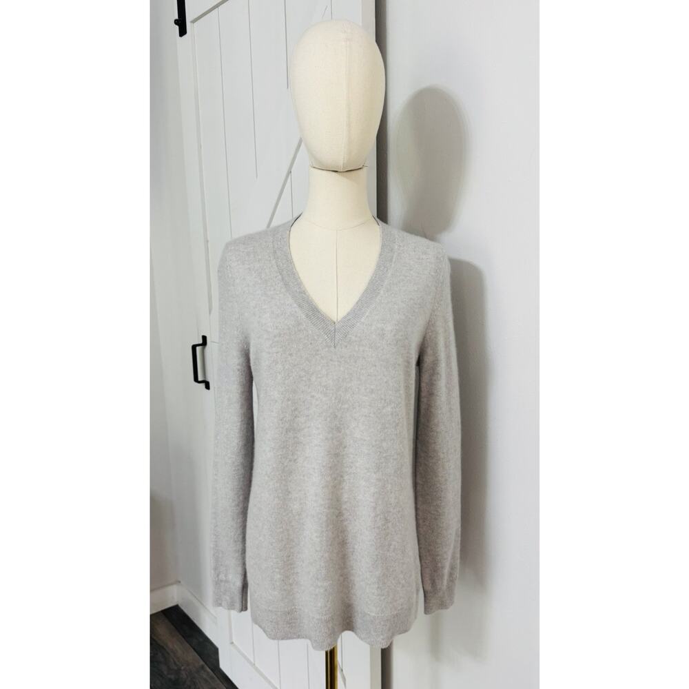 Saks Fifth Avenue Women’s Size S 100% Cashmere V-Neck Sweater Gray Luxury Knit - Picture 2 of 8